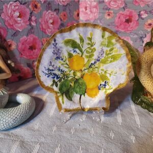 DECOUPAGE FLOWERS ON A SCALLOPED SHELL